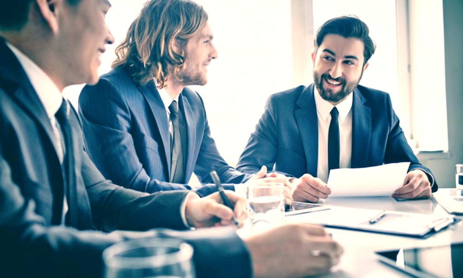 Modernes Büro mit Blick auf Finanzdistrikt